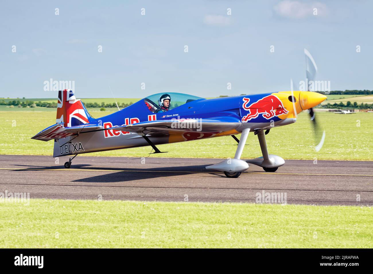 Redbull-Rennflugzeug rollt auf dem Flugplatz Duxford. Stockfoto