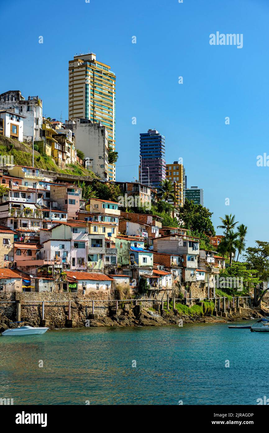 Slum über dem Meer der Stadt Salvador in Bahia mit den Gebäuden im Hintergrund an einem sonnigen Nachmittag Stockfoto