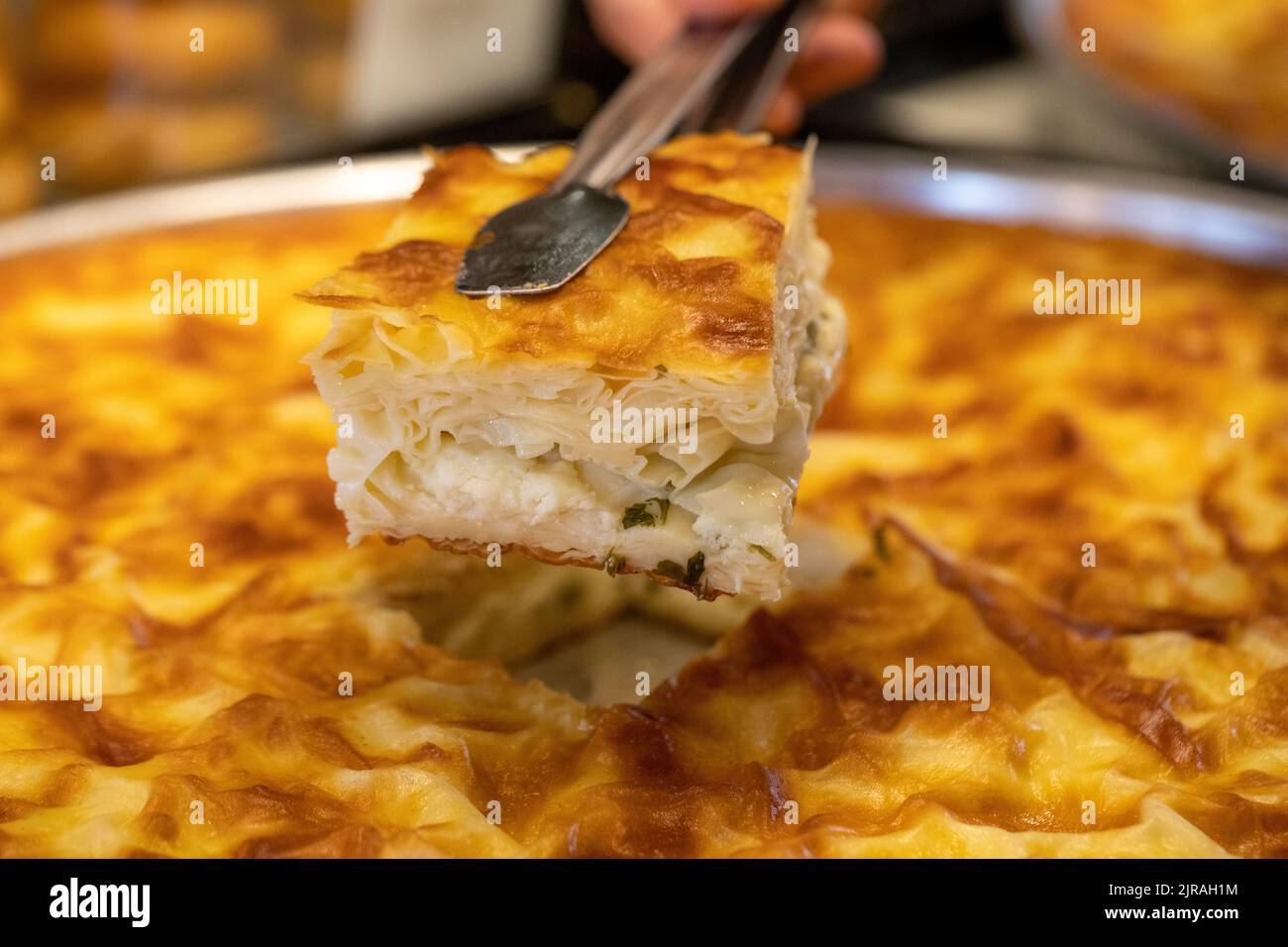 Kitschiges Gebäck. Frisch gebackene Käsekuchen. Nahaufnahme. Lokaler Name peynirli su boregi Stockfoto