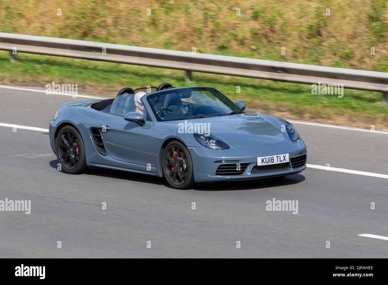 2018 Grauer PORSCHE Boxster S PDK, Doppelkupplung 2497cc 7-Gang Halbautomatisch; in Bewegung, in Bewegung, gefahren, unterwegs auf der Autobahn M6, Großbritannien Stockfoto