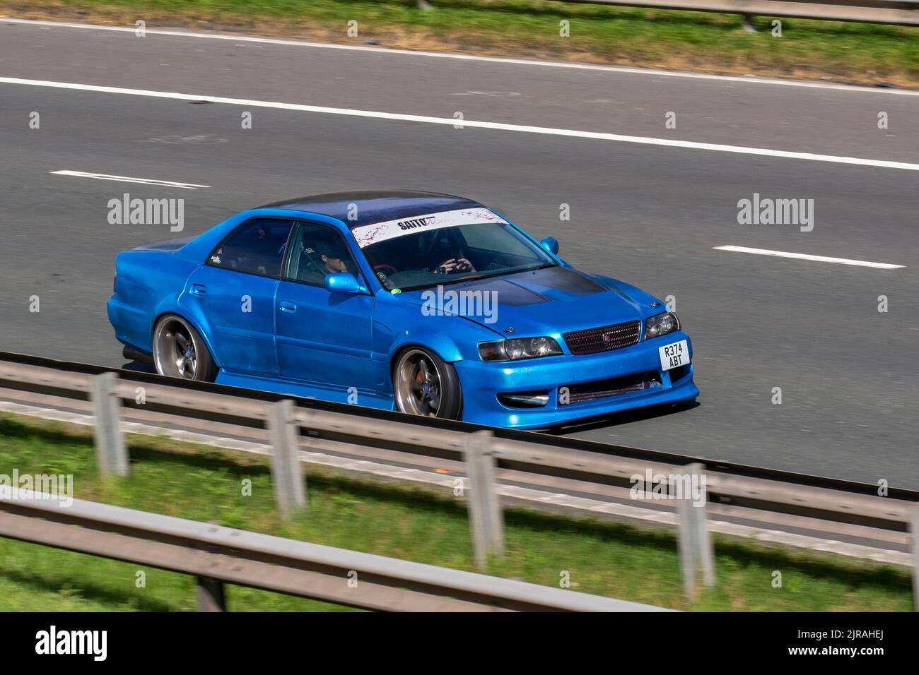 1998 90s, neunziger Jahre, Blue TOYOTA CHASER 2491cc Benziner, 1990s Toyota Chaser 2,5 Tourer S; in Bewegung, in Bewegung, gefahren, auf der Autobahn M6, Großbritannien Stockfoto