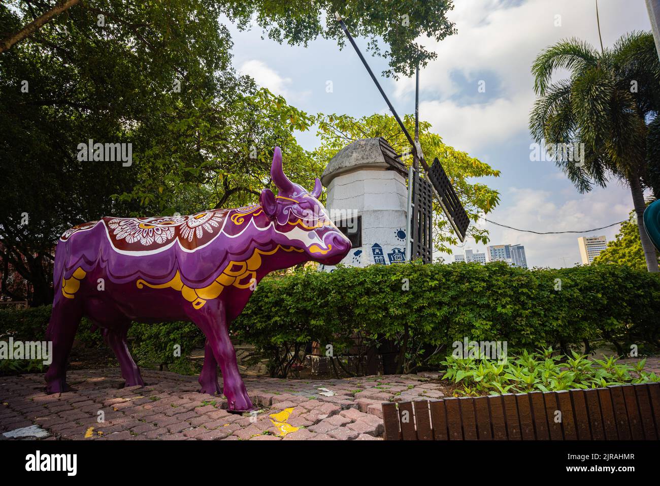 Malacca, Malaysia - 10. August 2022: Nachbildung einer niederländischen Windmühle in der Nähe der Tan Kim Seng Brücke und des niederländischen Platzes oder roten Platzes in der Altstadt von Melaka. C Stockfoto