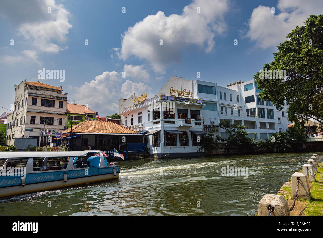 Malacca, Malaysia - 10. August 2022: Entlang des Flusses Melaka mit den alten, bunt bemalten Häusern. Bars und Restaurants säumen den Flusslauf. L Stockfoto