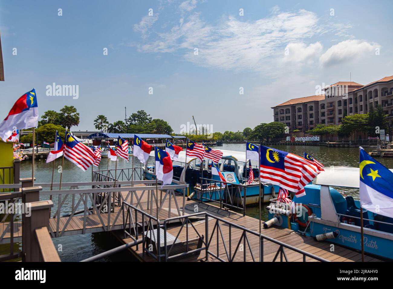Malacca, Malaysia - 10. August 2022: Pier des Melaka River Park und Kreuzfahrt, geschmückt mit malaysischen Flaggen für den Nationalfeiertag Malaysias. Touris Stockfoto