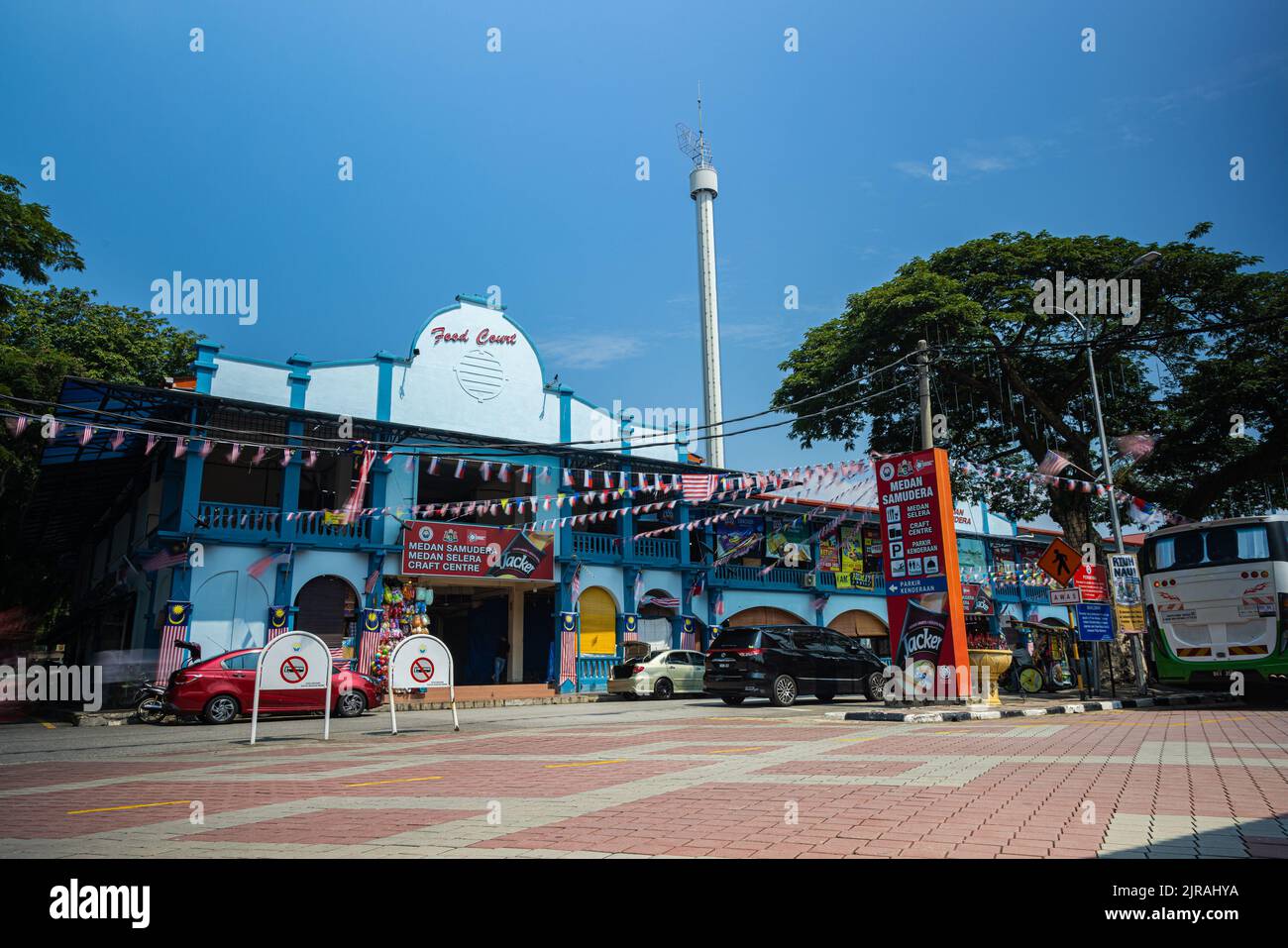 Malacca, Malaysia - 10. August 2022: Blick vom Samudera-Platz auf den Aussichtsturm Menara Taming Sari. Die Beobachtungsplattform bewegt sich nach oben für bis Stockfoto