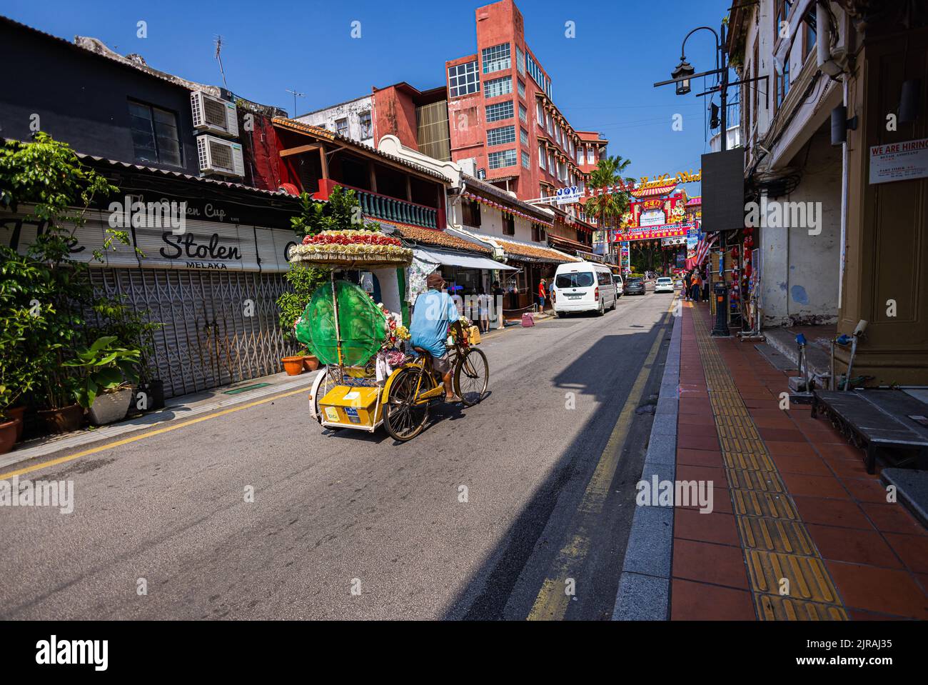 Malacca, Malaysia - 10. August 2022: Die Jonker Street im Zentrum von Melaka. Einer der bekannten bunt dekorierten und ziemlich lauten Rikschas, Stockfoto