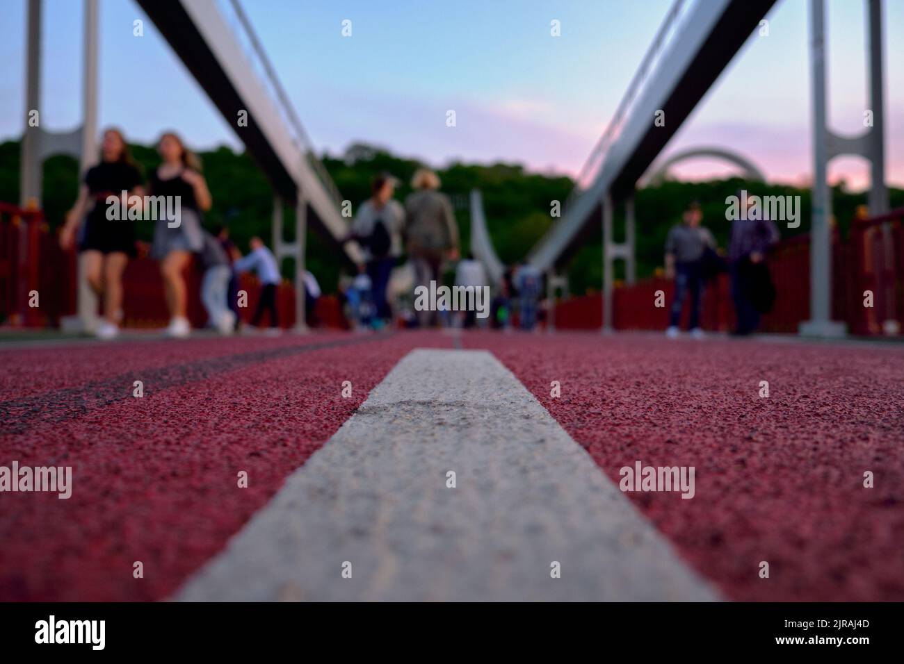 In Kiew gehen die Menschen die Straße entlang Stockfoto