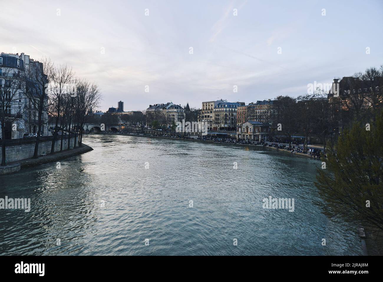 Die Menschen ruhen am Ufer der seine in Paris Stockfoto