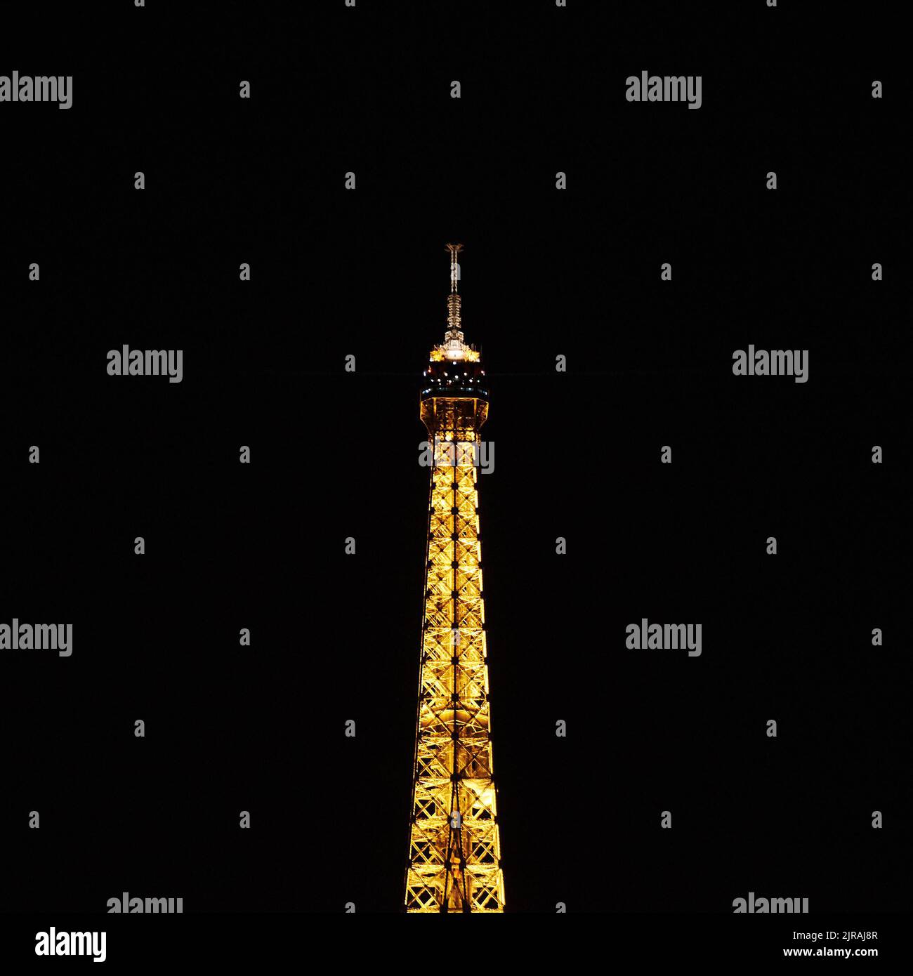 PARIS, FRANKREICH - 7. APRIL 2018: Der Eiffelturm ist das berühmteste Wahrzeichen der Stadt Stockfoto