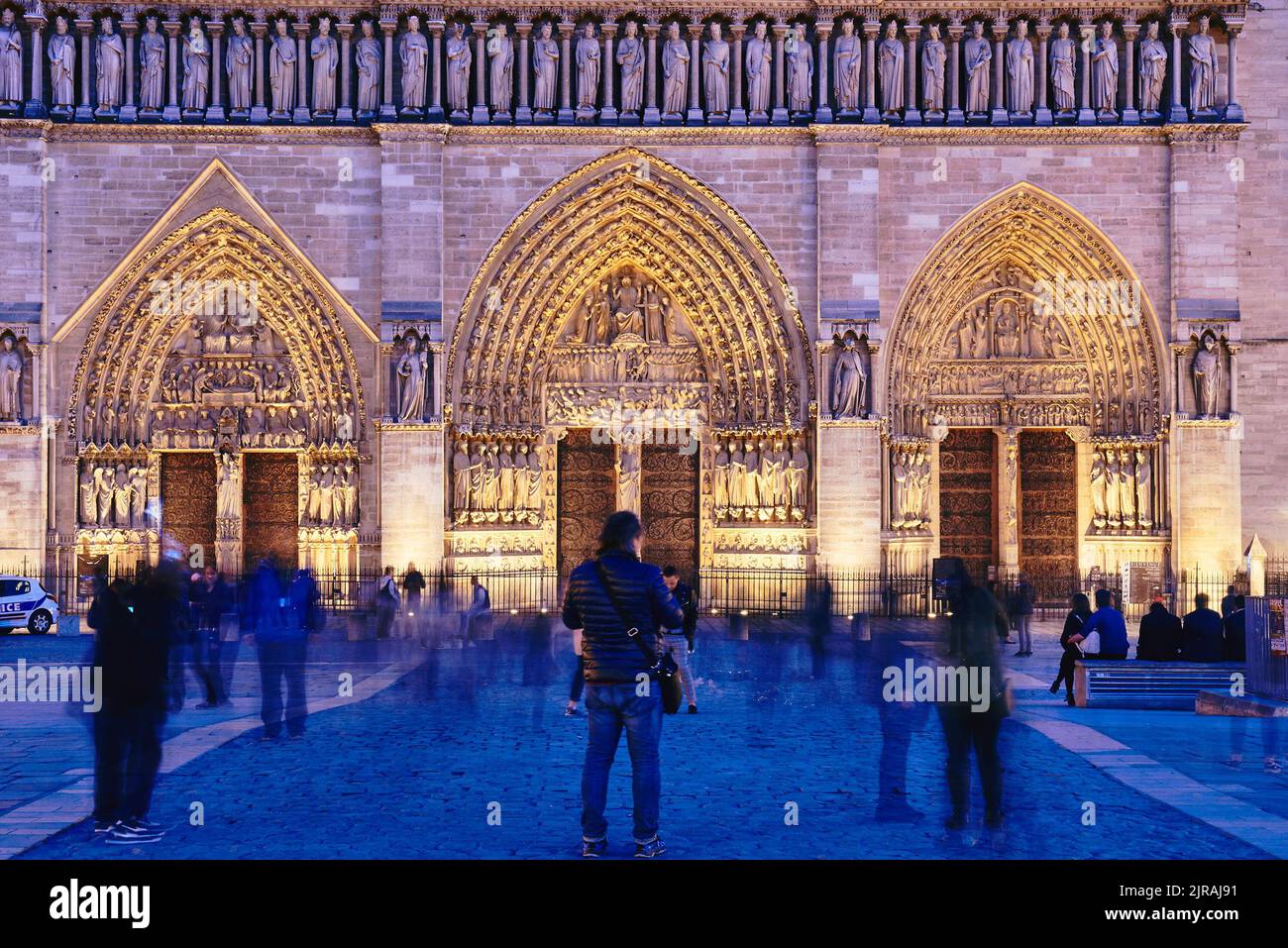 Notre-Dame de Paris, Vorderansicht bei Nacht Stockfoto