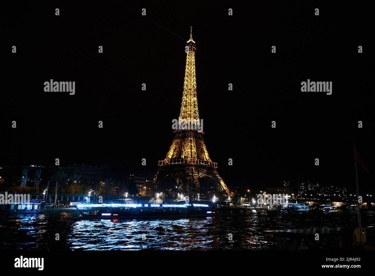 PARIS, FRANKREICH - 7. APRIL 2018: Der Eiffelturm ist das berühmteste Wahrzeichen der Stadt Stockfoto