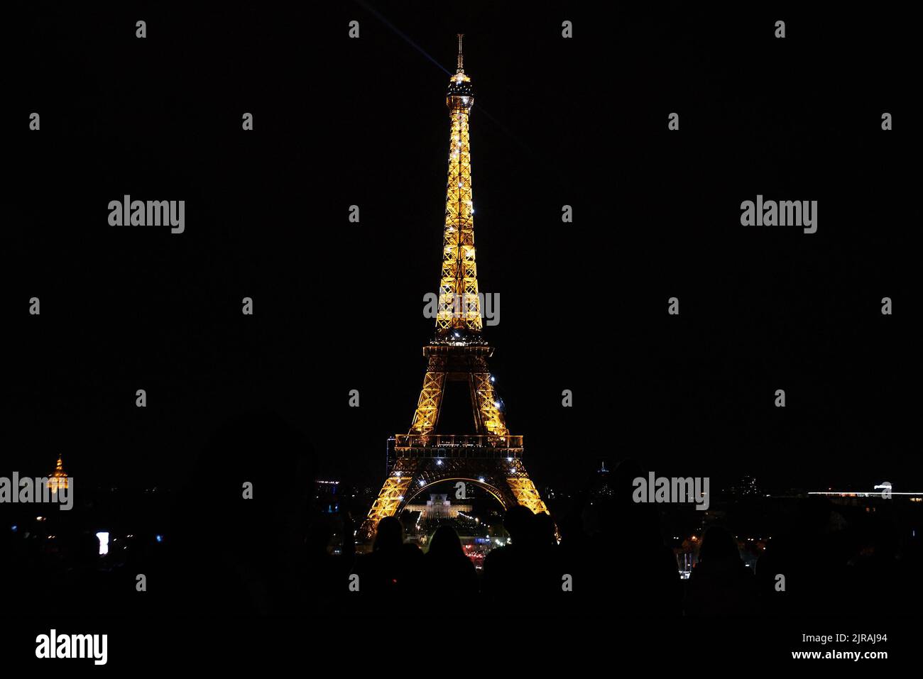 PARIS, FRANKREICH - 7. APRIL 2018: Der Eiffelturm ist das berühmteste Wahrzeichen der Stadt Stockfoto