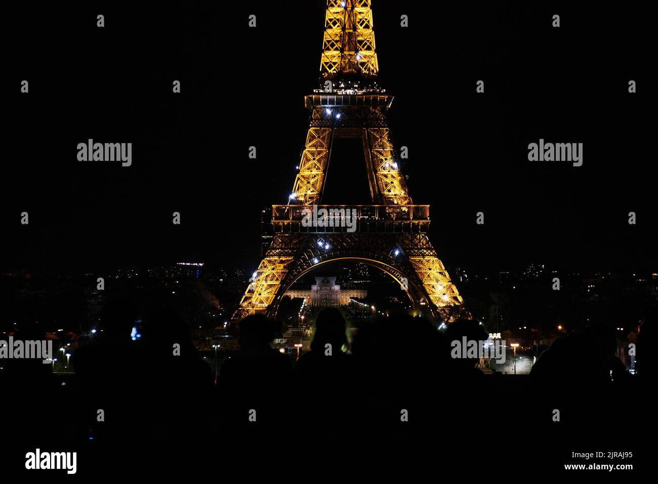 PARIS, FRANKREICH - 7. APRIL 2018: Der Eiffelturm ist das berühmteste Wahrzeichen der Stadt Stockfoto