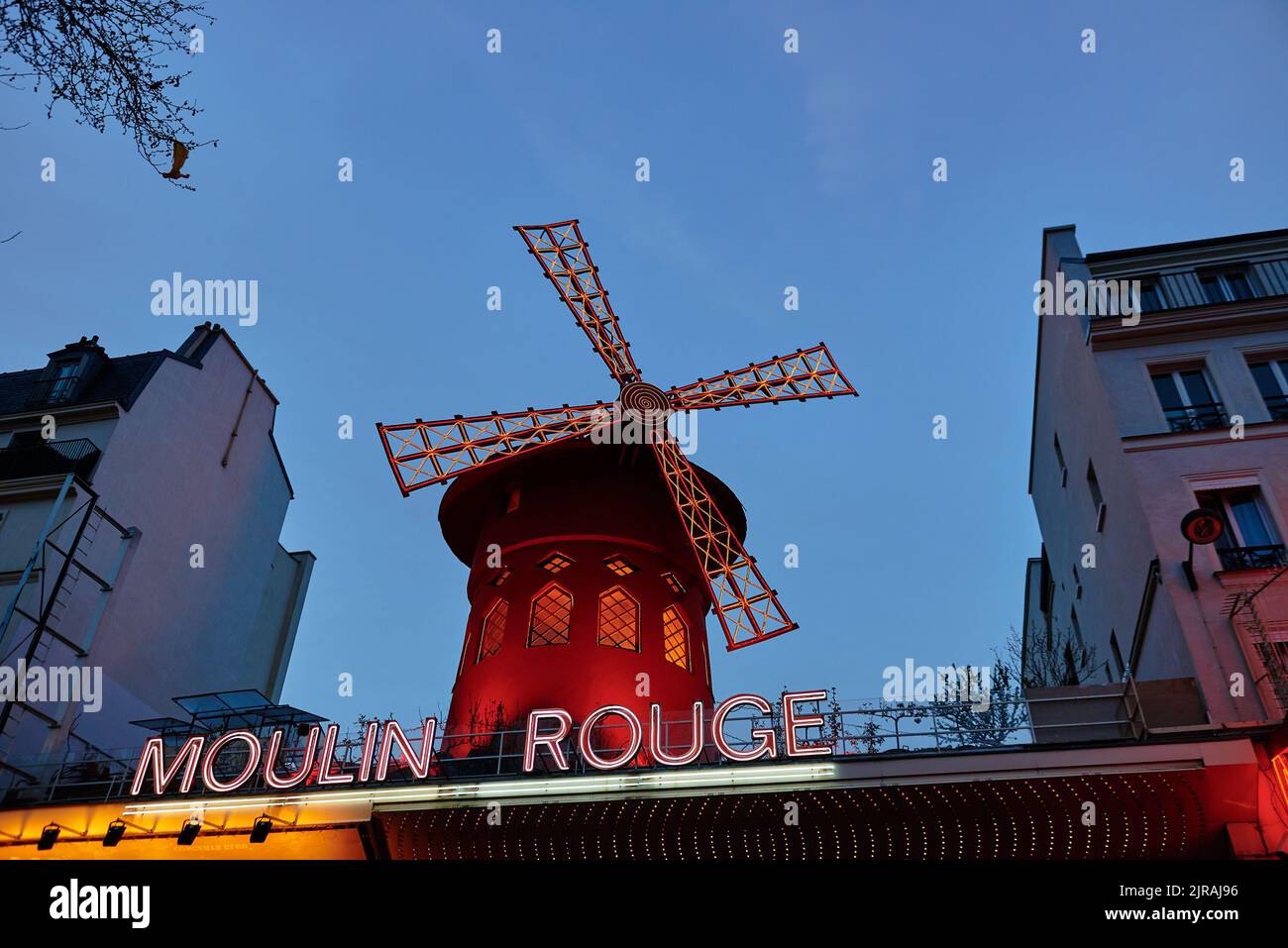 PARIS, FRANKREICH - 7. APRIL 2018: Moulin Rouge ist das berühmte Kabarett der Stadt Stockfoto