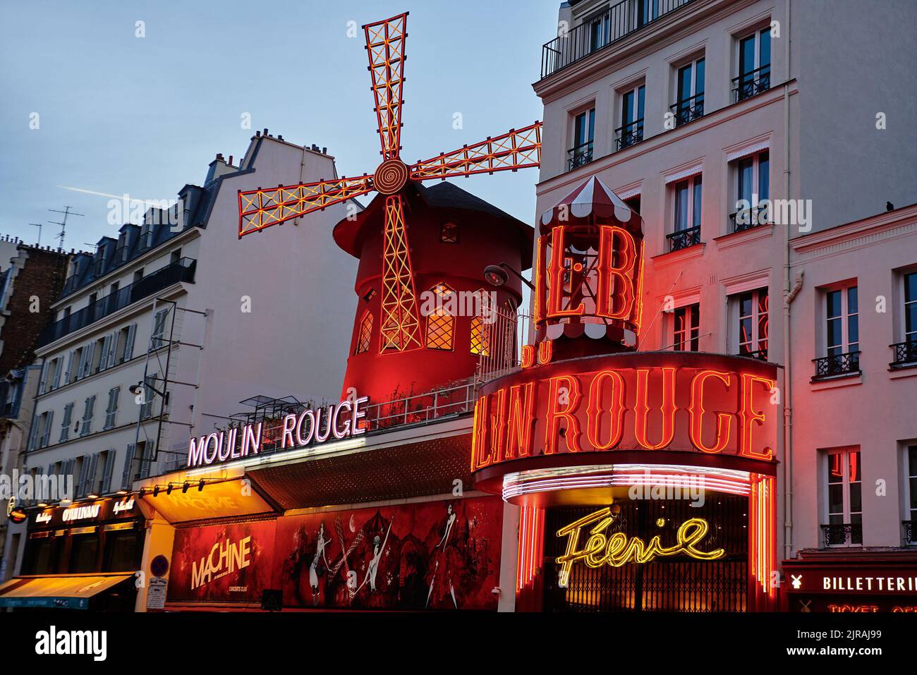 PARIS, FRANKREICH - 7. APRIL 2018: Moulin Rouge ist das berühmte Kabarett der Stadt Stockfoto