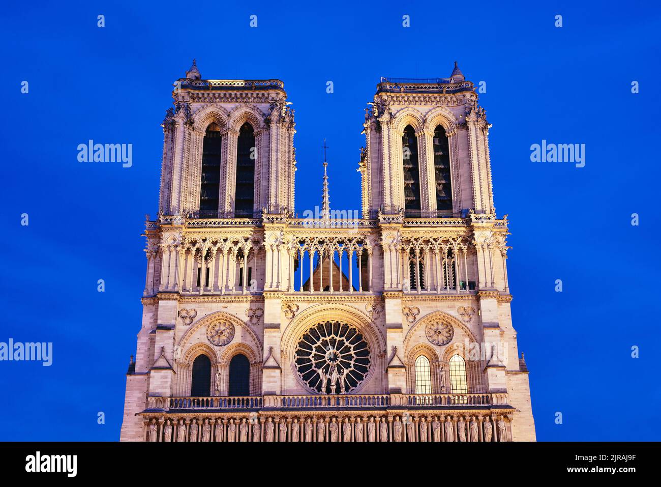 Notre-Dame de Paris, Vorderansicht bei Nacht Stockfoto