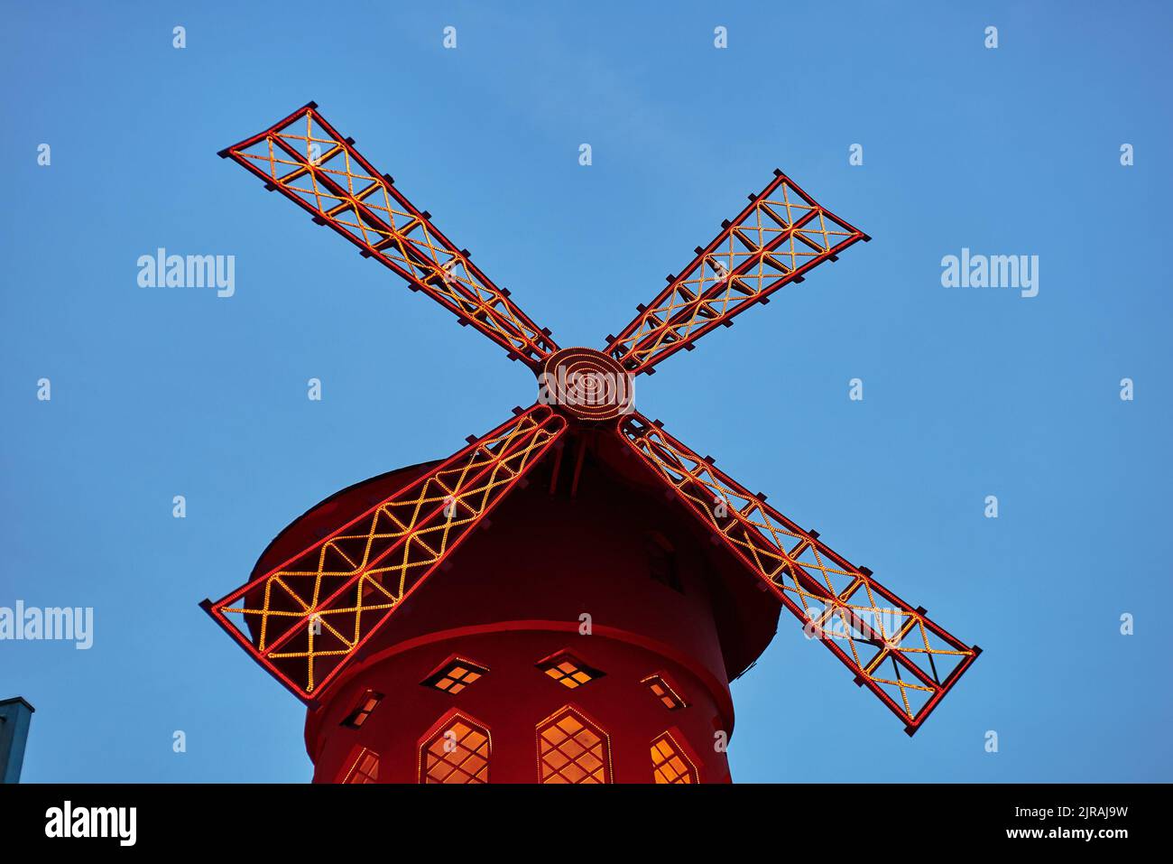 PARIS, FRANKREICH - 7. APRIL 2018: Moulin Rouge ist das berühmte Kabarett der Stadt Stockfoto