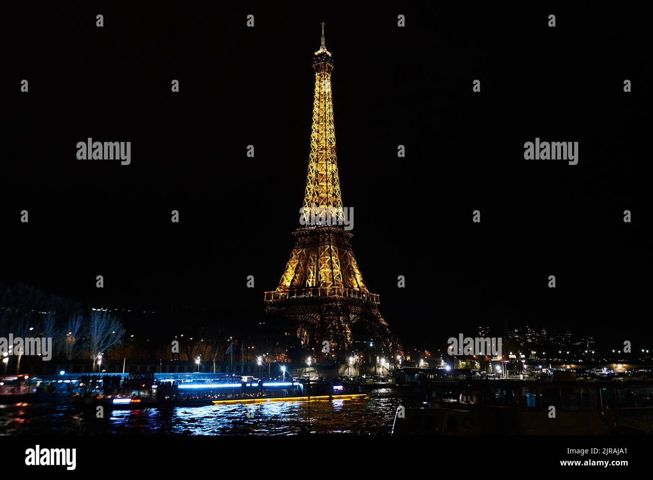 PARIS, FRANKREICH - 7. APRIL 2018: Der Eiffelturm ist das berühmteste Wahrzeichen der Stadt Stockfoto