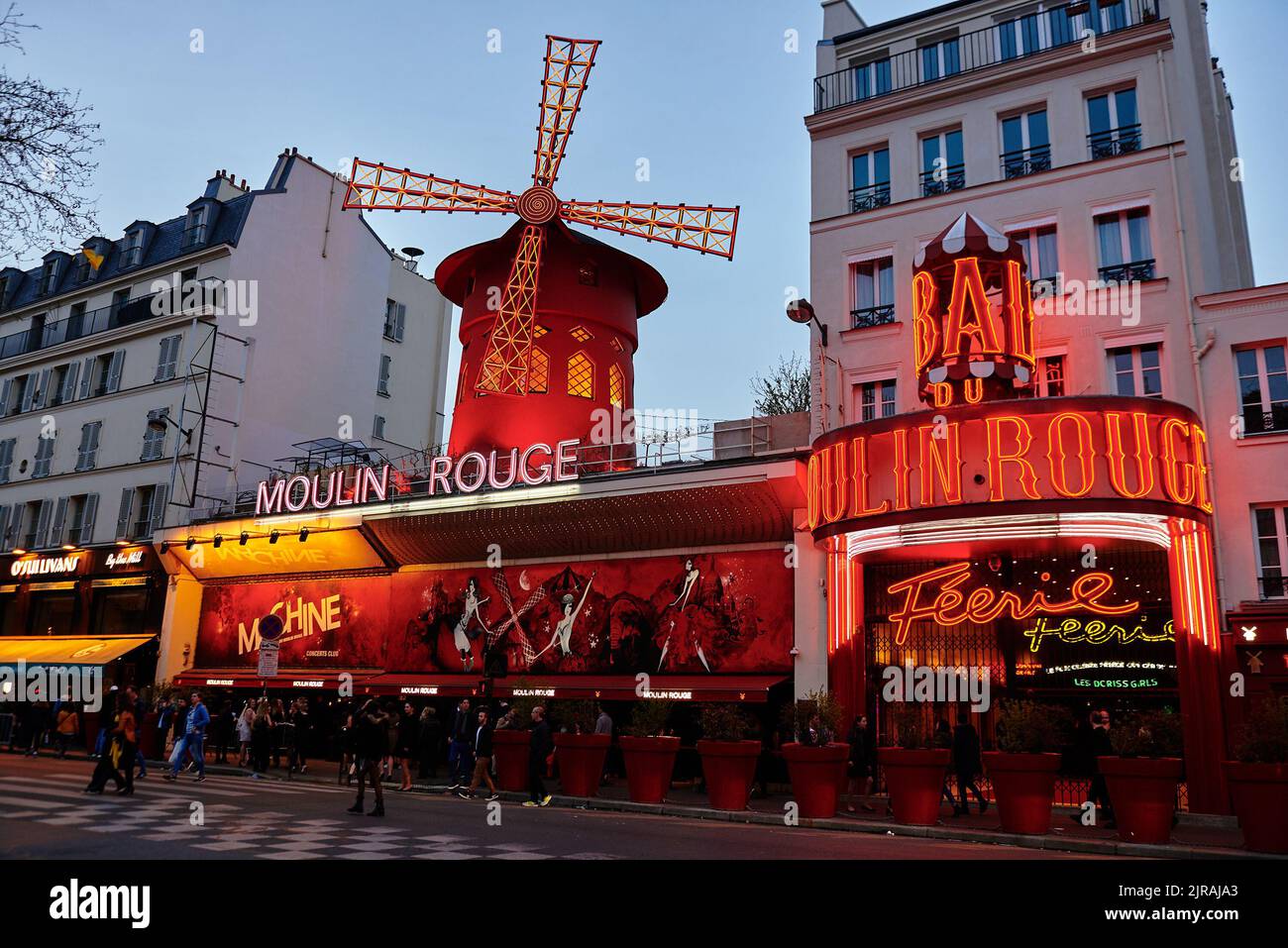 PARIS, FRANKREICH - 7. APRIL 2018: Moulin Rouge ist das berühmte Kabarett der Stadt Stockfoto