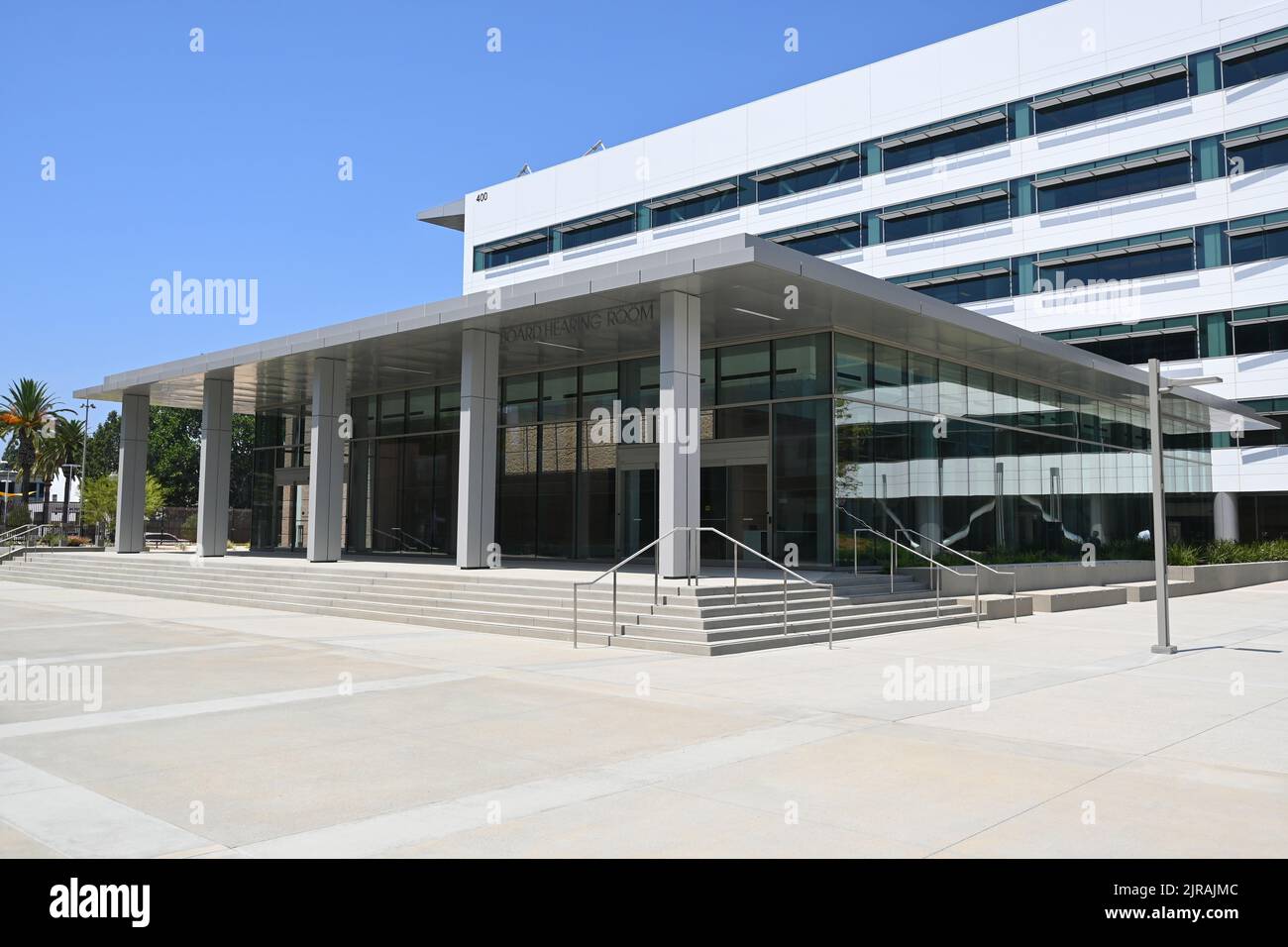 SANTA ANA, KALIFORNIEN - 22. AUGUST 2022: Der Vorstandssaal im Orange County Hall of Administration Gebäude im Civic Center Bereich der Innenstadt Stockfoto