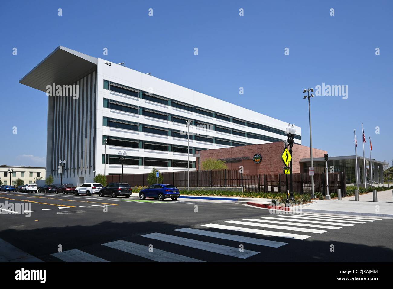 SANTA ANA, KALIFORNIEN - 22. AUGUST 2022: Das Orange County Hall of Administration Gebäude im Civic Center Bereich der Innenstadt von Santa Ana. Stockfoto