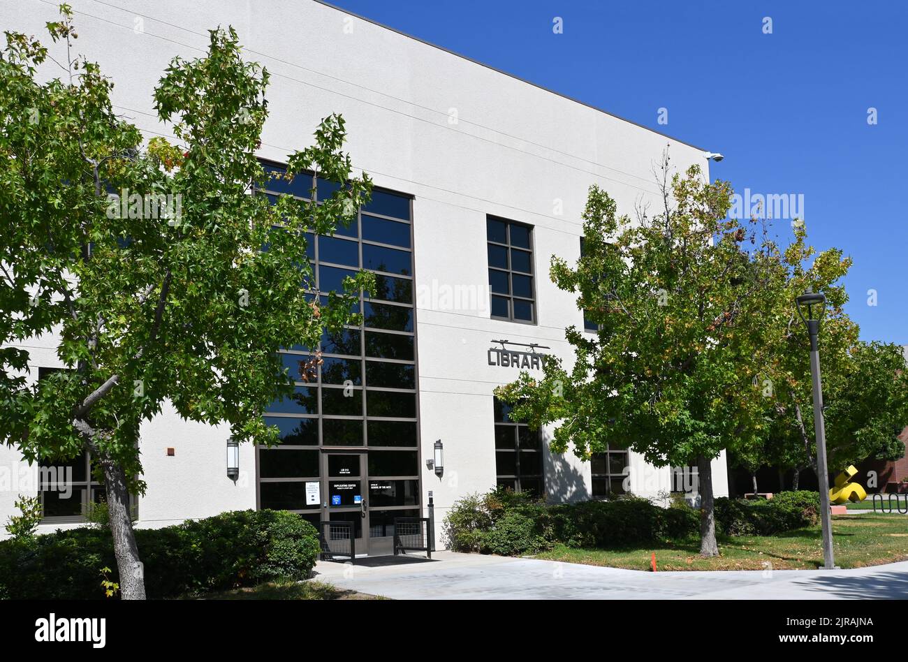 IRVINE, KALIFORNIEN - 21. AUGUST 2022: Die Bibliothek auf dem Campus des Irvine Valley College, IVC. Stockfoto