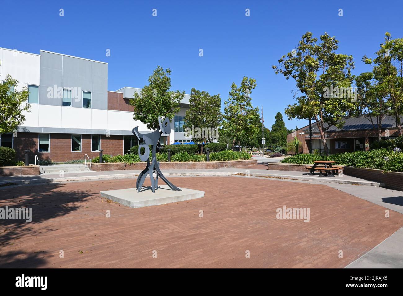 IRVINE, KALIFORNIEN - 21. AUGUST 2022: Statue im Quad am Irvine Valley College, IVC, mit den Liberal Arts und Verwaltungsgebäuden im Hintergrund Stockfoto