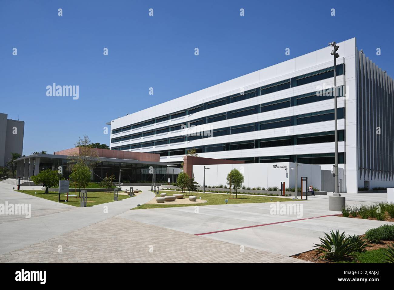 SANTA ANA, KALIFORNIEN - 22. AUGUST 2022: Das Orange County Hall of Administration Gebäude im Civic Center Bereich der Innenstadt von Santa Ana. Stockfoto