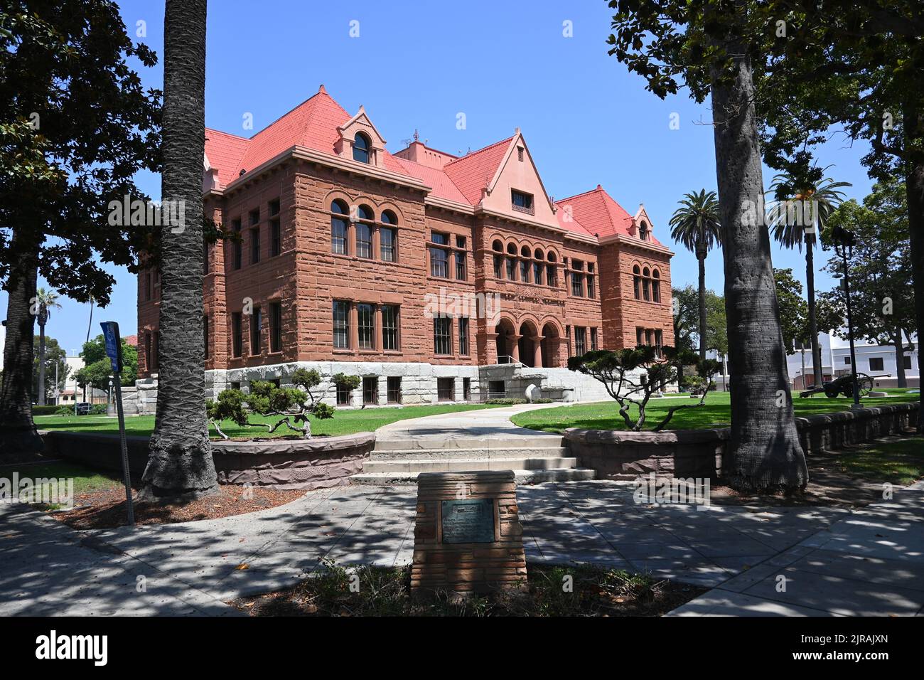SANTA ANA, KALIFORNIEN - 22. AUGUST 2022: Das historische Wahrzeichen Old Orange County Courthouse in der Innenstadt von Santa Ana Stockfoto