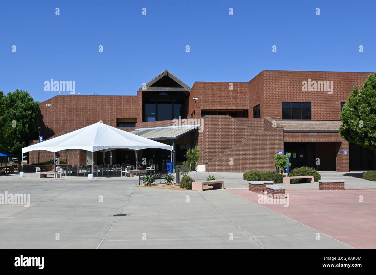 IRVINE, KALIFORNIEN - 21. AUGUST 2022: Das Student Services Center auf dem Campus des Irvine Valley College, IVC, Teil der California Community Colleges S Stockfoto