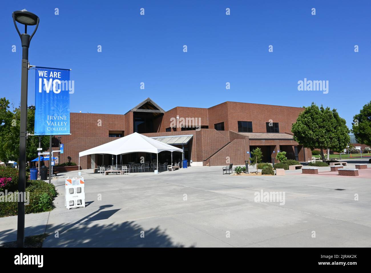 IRVINE, KALIFORNIEN - 21. AUGUST 2022: Banner und Quad im Student Services Center auf dem Campus des Irvine Valley College, IVC, Teil des California C Stockfoto