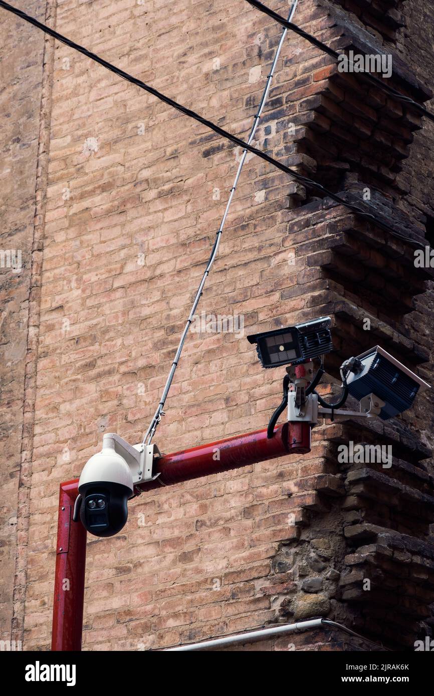 Tagesansicht der digitalen Überwachungskameras für die CCTV-Sicherheitsüberwachung auf einem Mast über einer öffentlichen Straße. Stockfoto