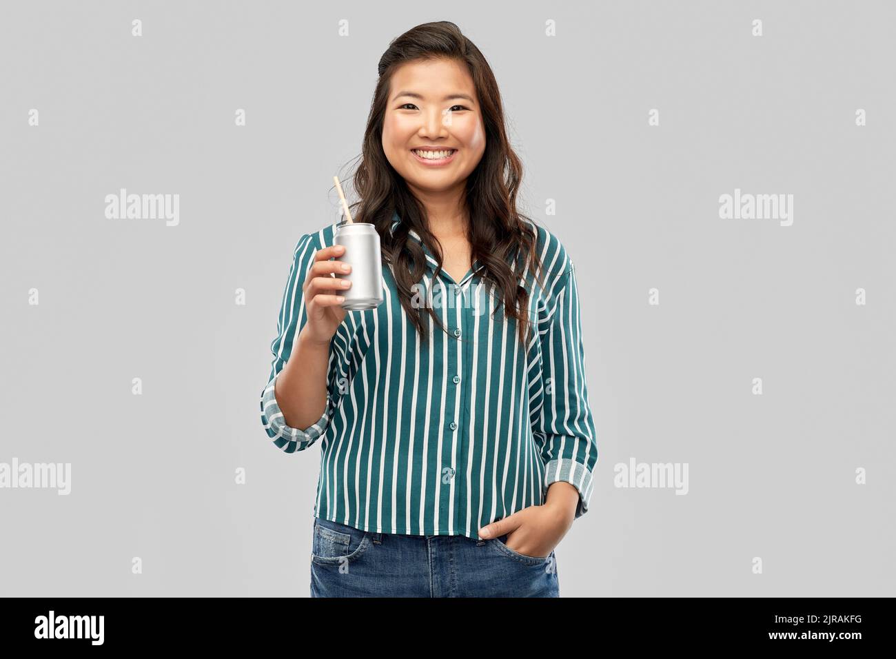 Glücklich lächelnde asiatische Frau mit Dose trinken Stockfoto