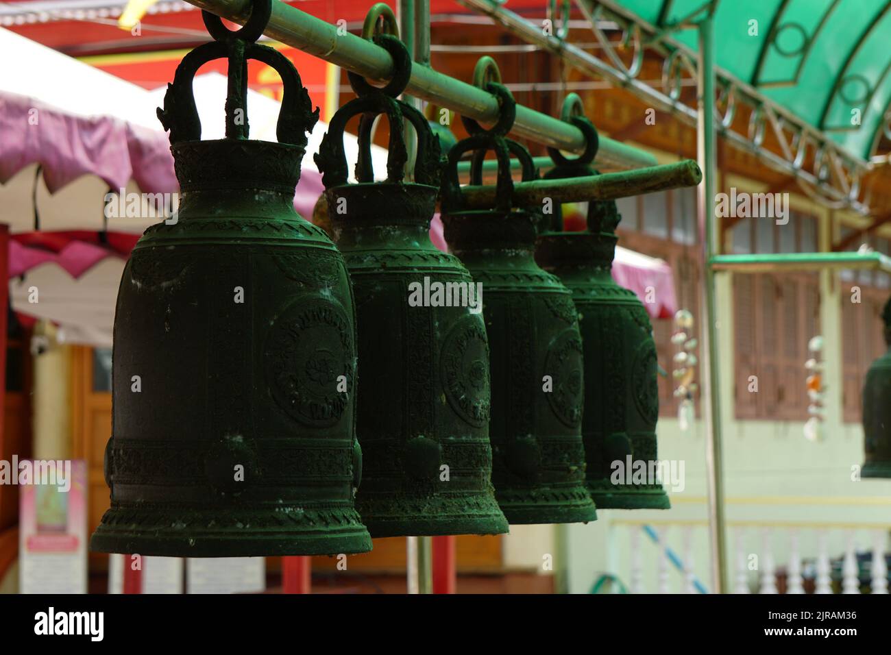 Mehrere Glocken in einem Tempel in Thailand Stockfoto