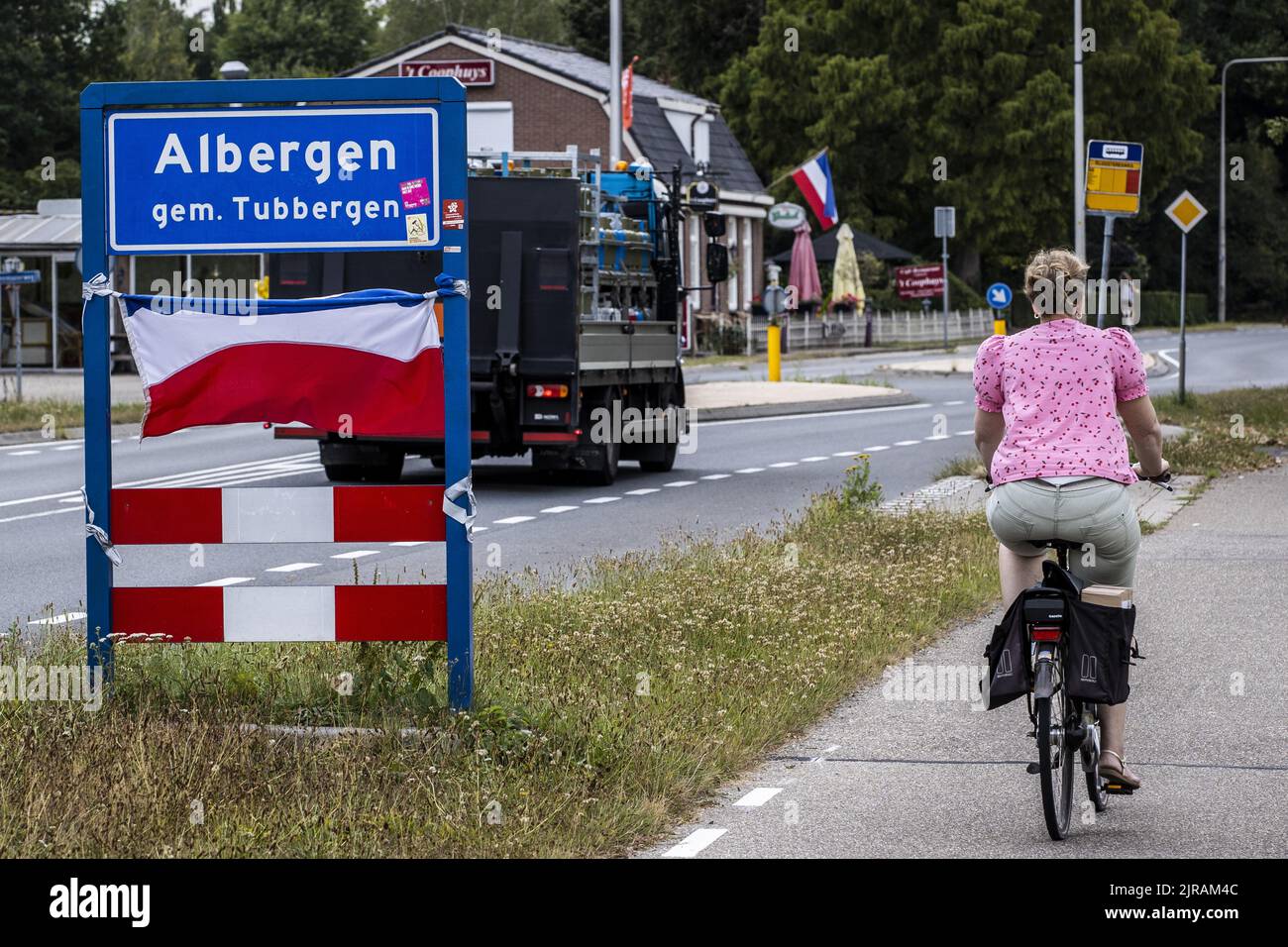 2022-08-23 15:28:02 ALBERGEN - Ortsname Zeichen von Albergen mit einer umgekehrten niederländischen Flagge als Protest. Das Kabinett hat eine Genehmigung für die Aufnahme von Asylbewerbern im Landhotel Õt Elshuys in Albergen erteilt. Mit der Genehmigung der Zentralbehörde für die Aufnahme von Asylbewerbern (COA), dort Asylbewerber aufzunehmen, hat die Gemeinde die Genehmigung erteilt. ANP VINCENT JANNINK niederlande Out - belgien Out Stockfoto