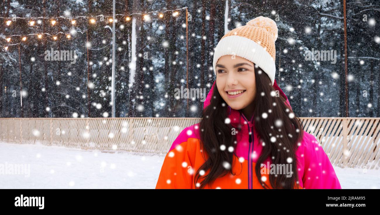 Glückliches Teenager-Mädchen über Eislaufbahn im Winter Stockfoto