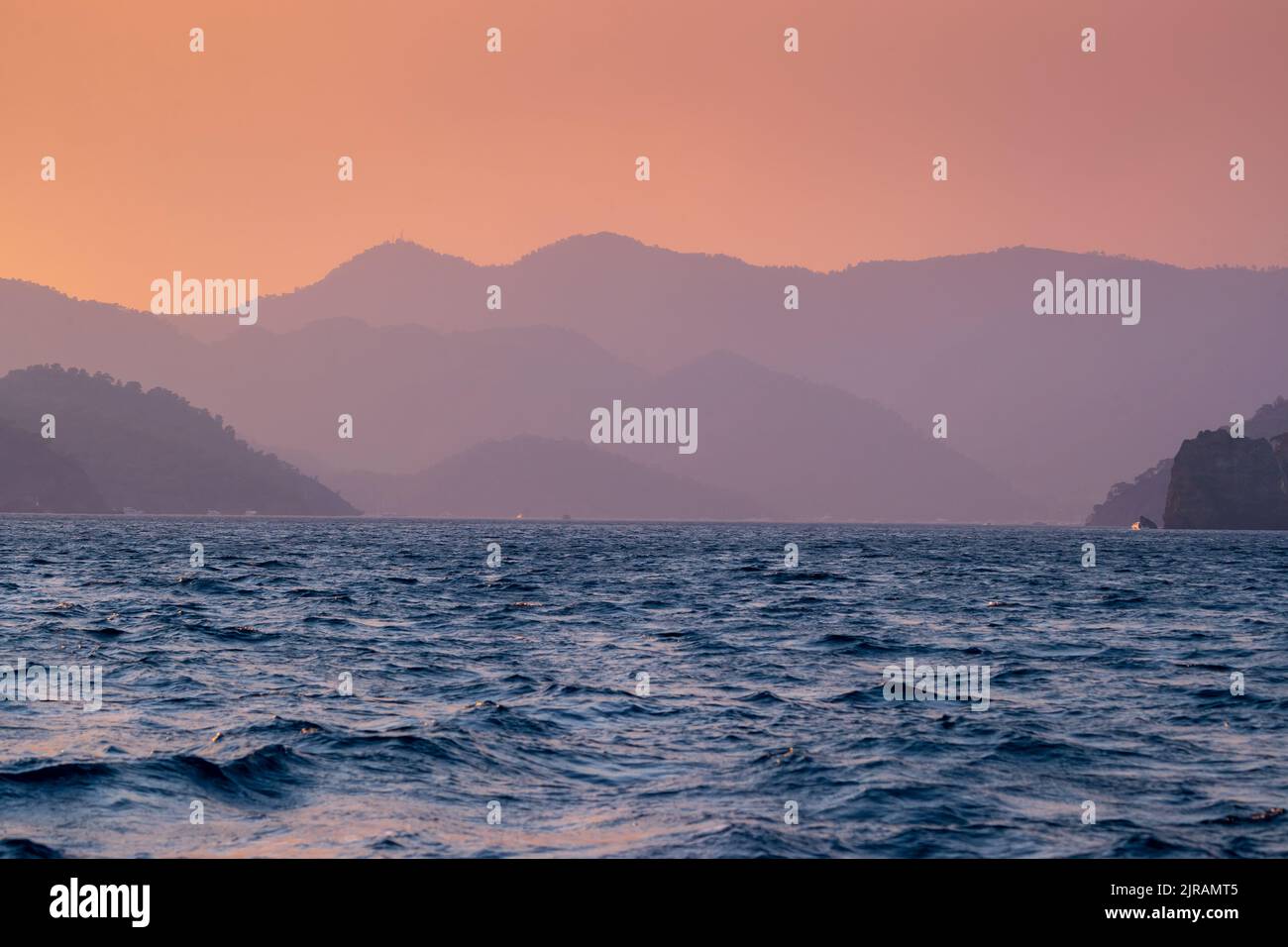 Schöne Landschaft einer Natur. Dramatischer roter Sonnenuntergang über den High Mountains am Ufer des Meeres. Perfekter Ort zum Segeln. Türkei. Stockfoto