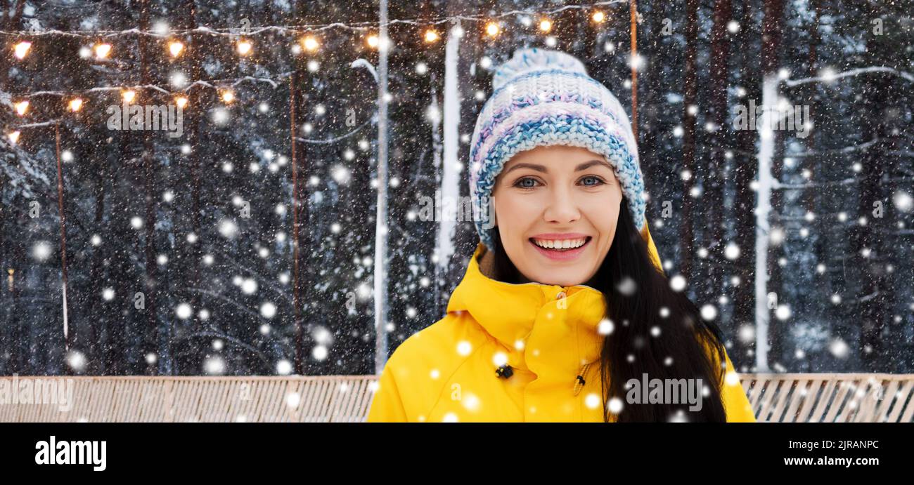 Glückliche junge Frau über Eislaufbahn im Winter Stockfoto