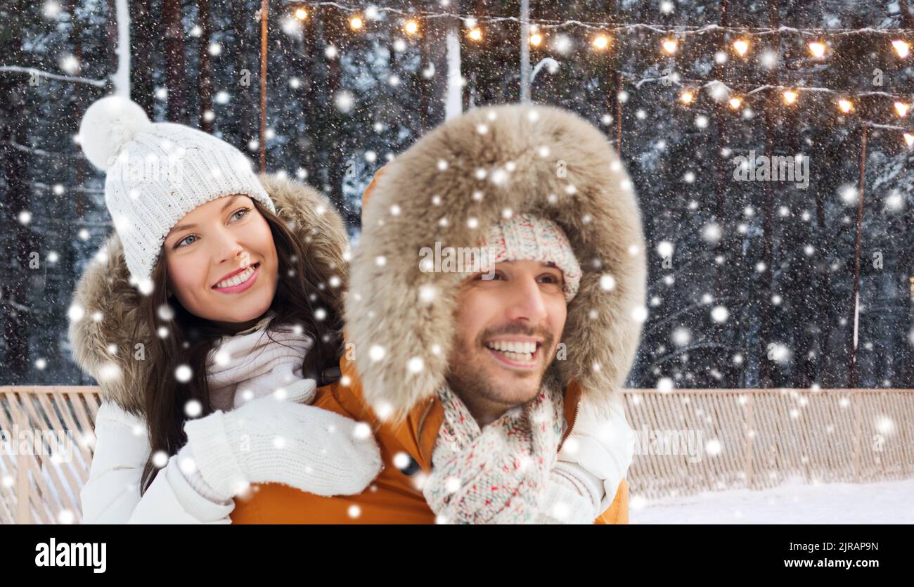 Glückliches Paar über Eislaufbahn Hintergrund Stockfoto