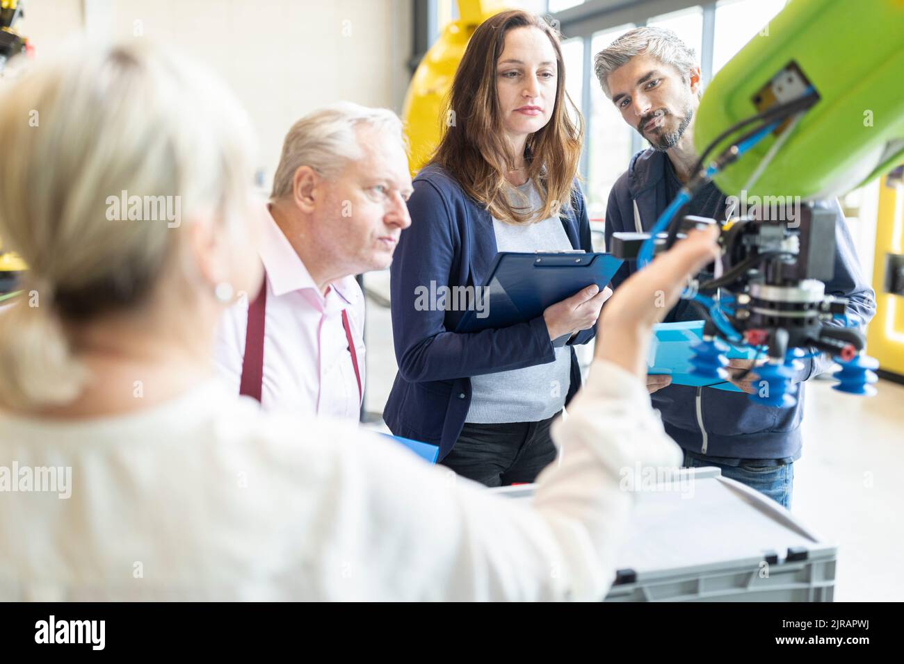 Techniker zeigen einem leitenden Kollegen einen neuen Industrieroboter Stockfoto