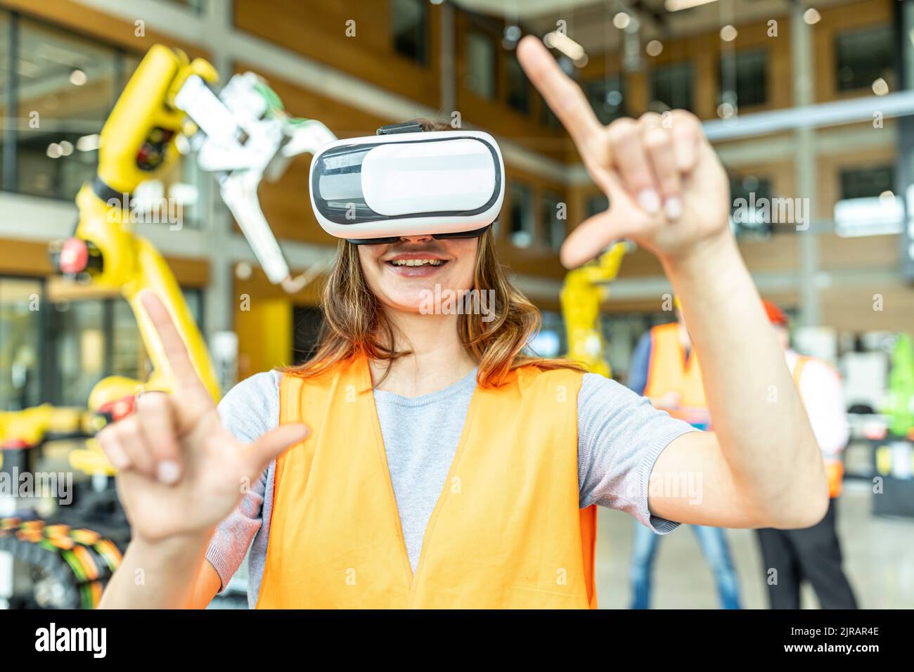 Industriearbeiter in der Robotik-Fabrik mit Virtual-Reality-Simulator Stockfoto