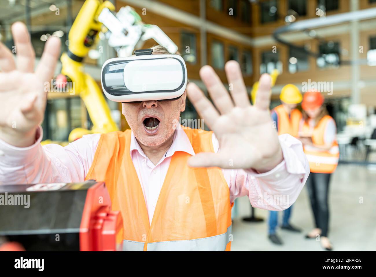 Industriearbeiter in der Robotik-Fabrik mit Virtual-Reality-Simulator Stockfoto