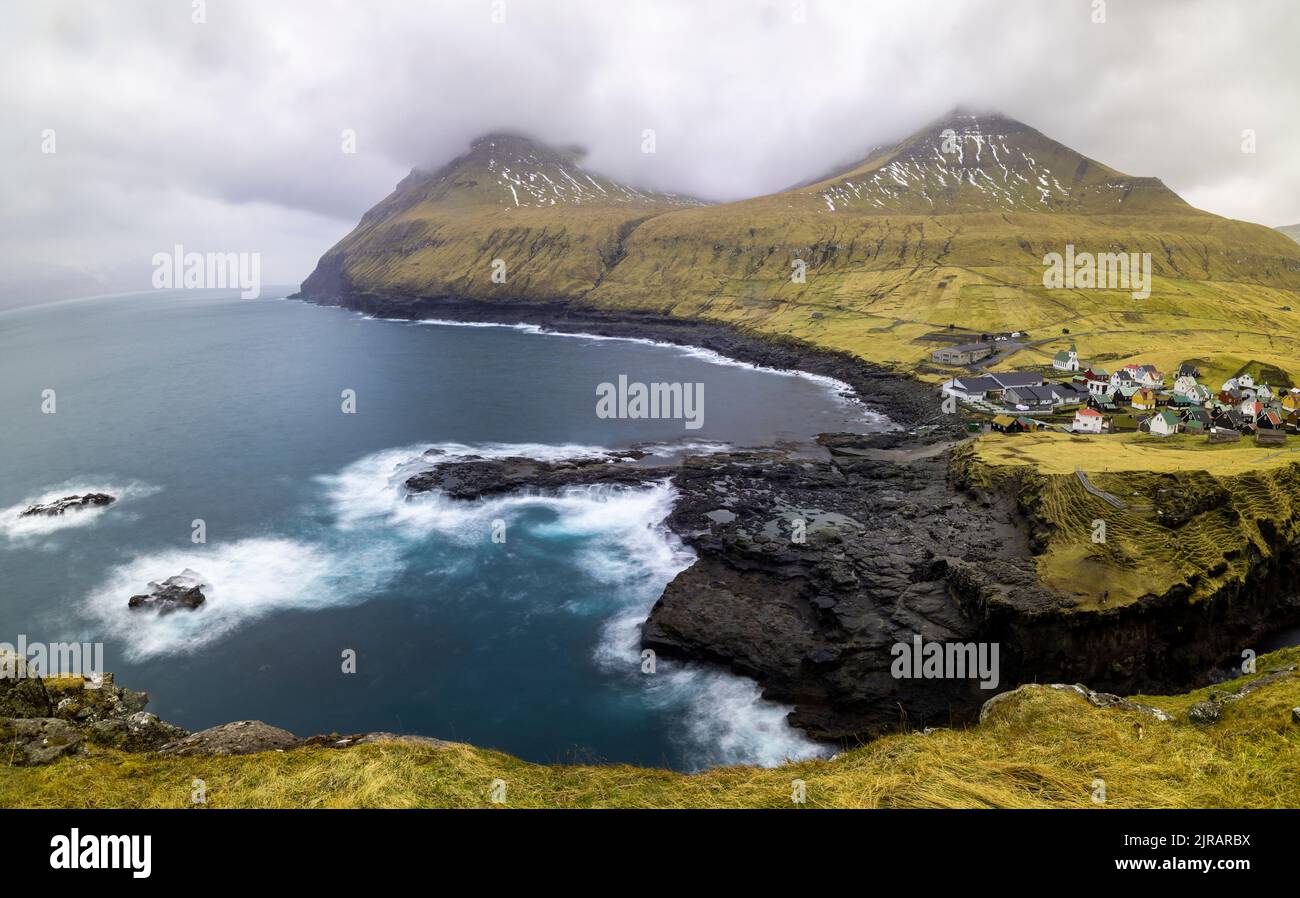Färöer-Inseln, Eysturoy, Gjogv, Blick auf abgeschiedenes Fischerdorf an der Atlantikküste Stockfoto