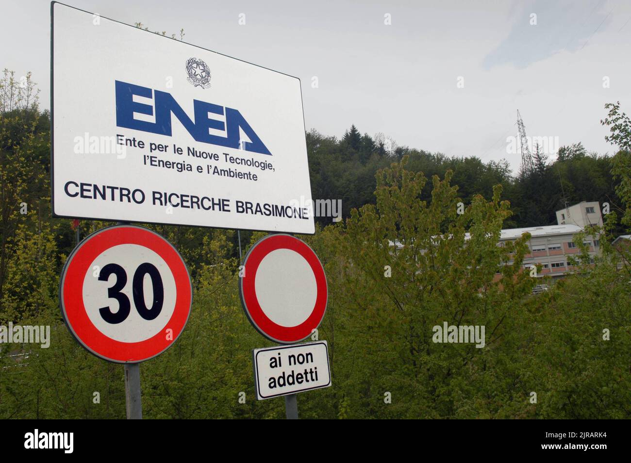 Ehemaliges Atomkraftwerk Brasimone Lake (Bologna, Italien), das derzeit von der ENEA (Nationale Agentur für die Neue Technologie, Energie und Atmosphäre) in einem Forschungszentrum für die Entwicklung von Technologien der kontrollierten thermonuklearen Fusion, der Innovation von Kernsystemen und der Umweltüberwachung umgebaut wird. Stockfoto