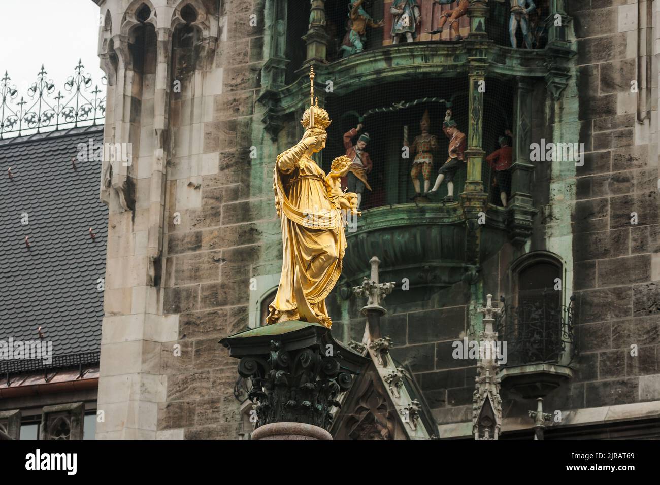Mariensaule ist eine Marienkolonne, die sich auf dem Marienplatz in München befindet. Mary wird hier als Patrona Bavariae verehrt Stockfoto