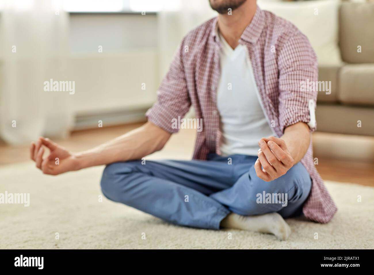 Nahaufnahme eines zu Hause meditierenden Mannes Stockfoto