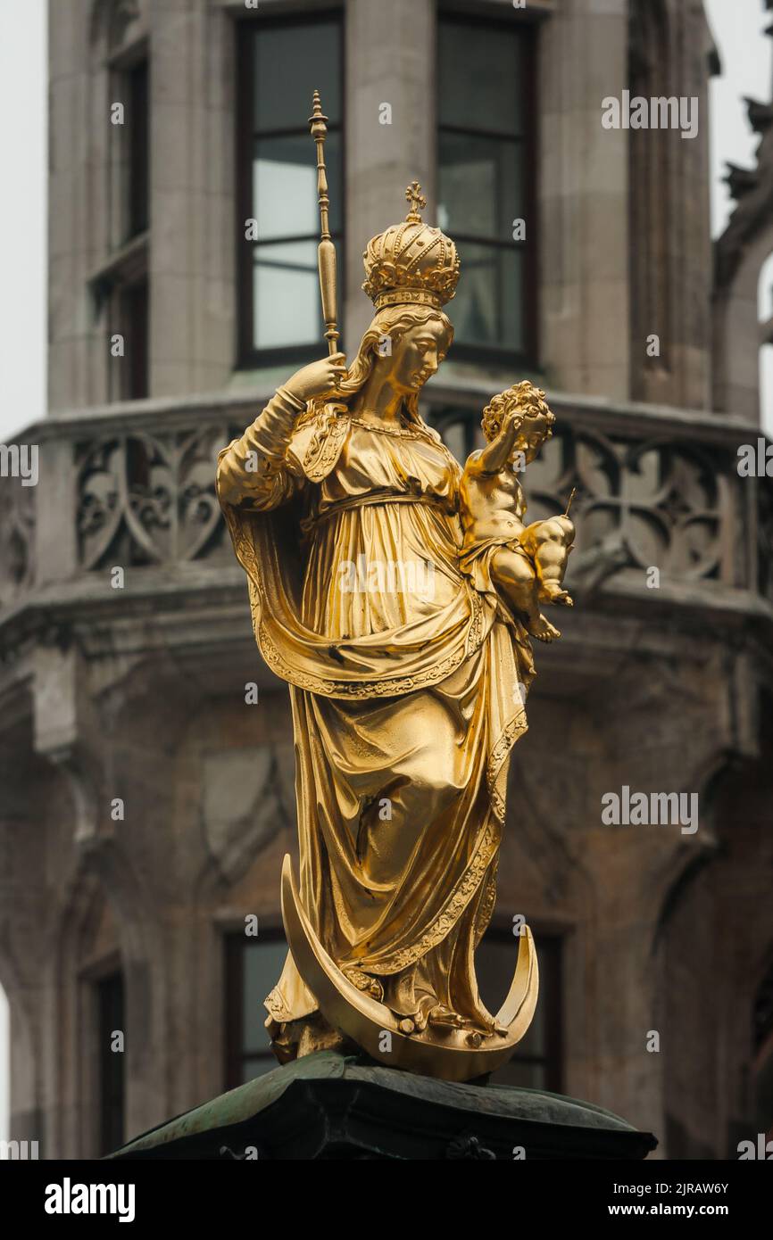 Mariensaule ist eine Marienkolonne, die sich auf dem Marienplatz in München befindet. Mary wird hier als Patrona Bavariae verehrt Stockfoto