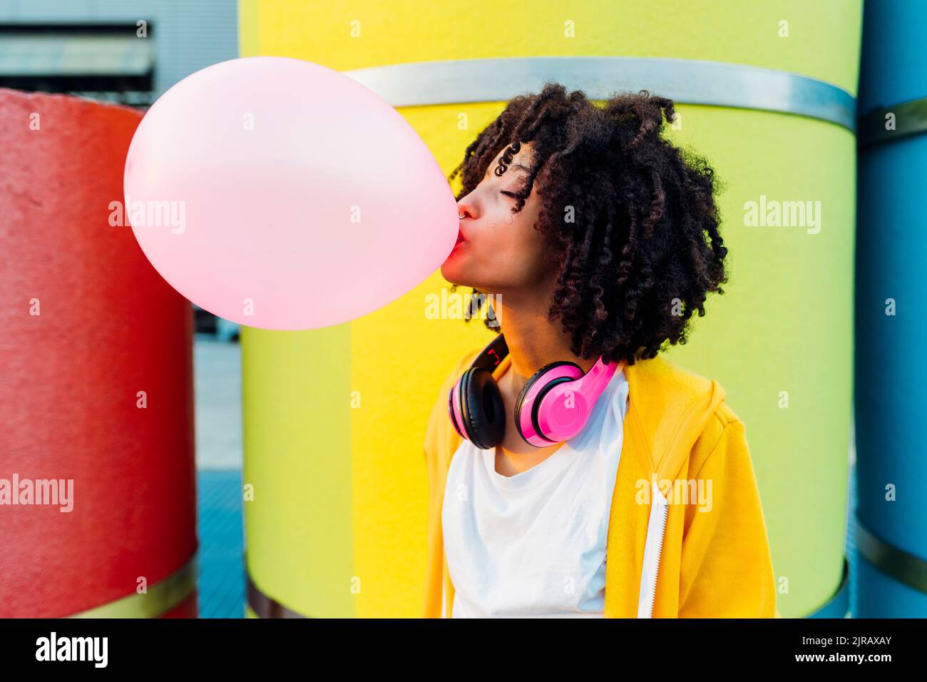 Junge Frau mit geschlossenen Augen Blasen Kaugummi Stockfoto