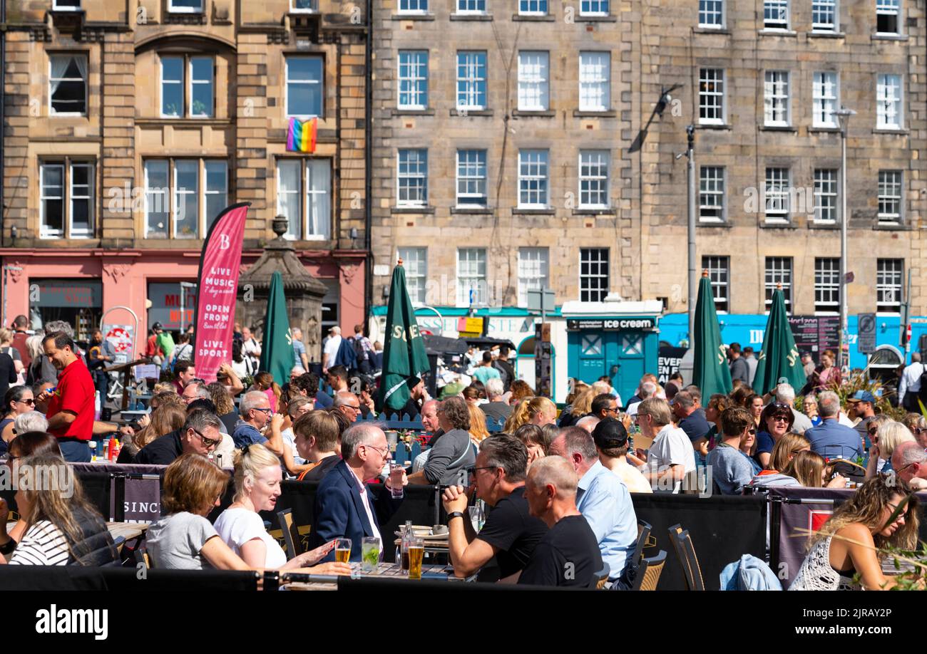 Touristen essen im Restaurant im Freien im Grassmarket in der Altstadt von Edinburgh, Schottland, Großbritannien Stockfoto