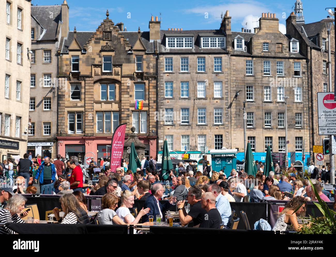 Touristen essen im Restaurant im Freien im Grassmarket in der Altstadt von Edinburgh, Schottland, Großbritannien Stockfoto